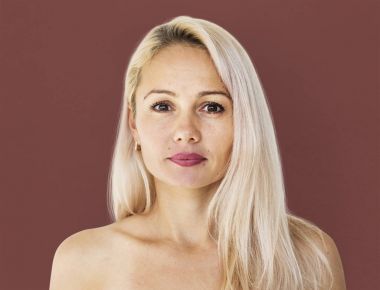 Çekici sarışın kadın.