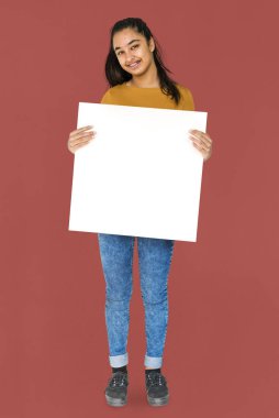 Kız holding tasarlamak