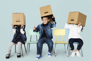 sandalye üzerinde oturan çocuklar