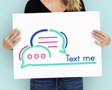 Kadın afişini tutar