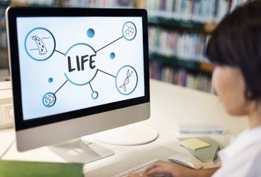 bilgisayar klavye üzerinde tipik kadın