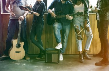 Gösteriden önce konuşurken müzisyen grubu