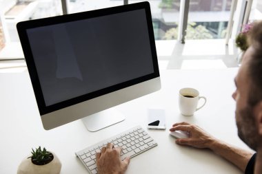 Dizüstü bilgisayarda çalışan iş adamı