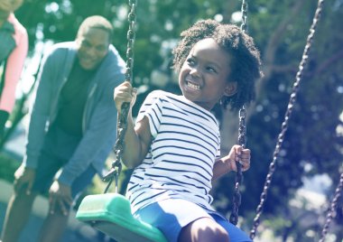 Kız sallanıyor salıncakta