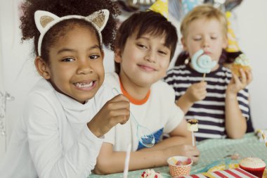 Parti çok güzel çocuk 