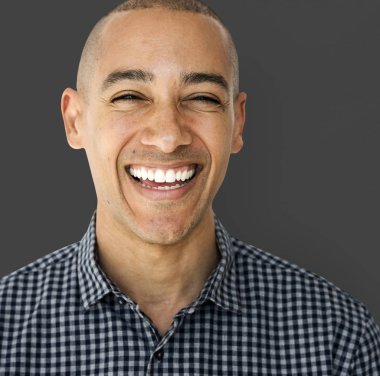 Karışık ırk adamı gülümsüyor