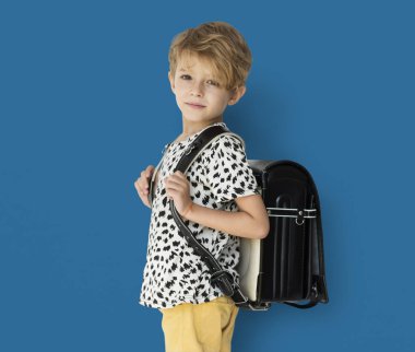 sırt çantası ile okul çocuk