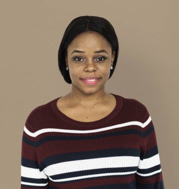 Güzel gülümseyen genç kadın