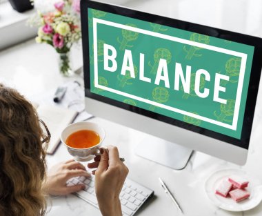 Bilgisayarda Çalışan Kadın