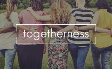 Beş kadın Parkı önünde kucaklayan