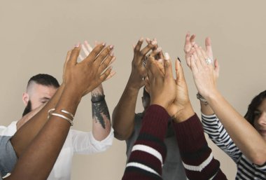 İnsanlar ellerini alkışlar