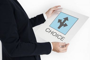 İşadamı cam afişini tutar 