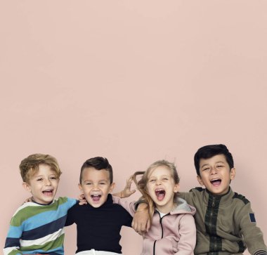 Çocuklar birlikte sarılma 