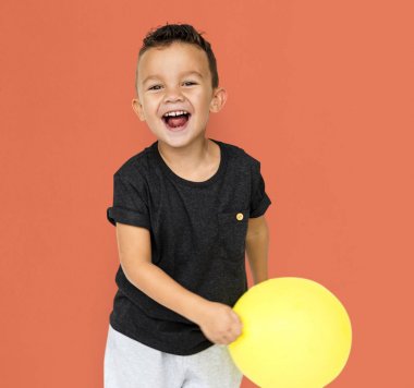 Sarı balon ile çocuk