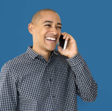 Mobil telefonda konuşurken gülümseyen adam 