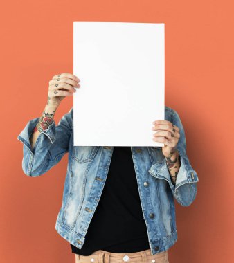 kadın holding tasarlamak