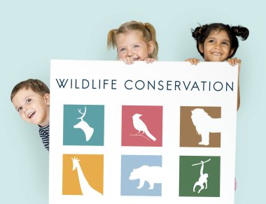 Çocuk afişini saklanıyor