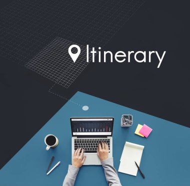 Laptop klavyesinde yazan kişi