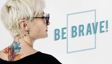 dövmeli sarışın kadın