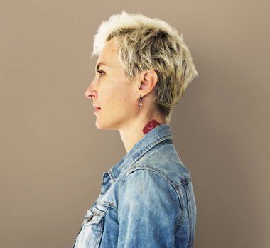 kot ceketli sarışın kadın