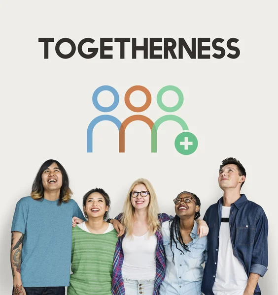 çok etnik gruptan oluşan mutlu genç arkadaşlar