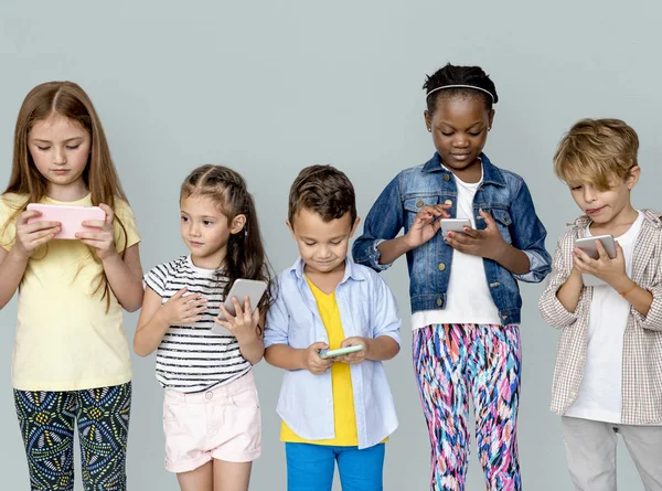 Kinderen met behulp van smartphones — Stockfoto