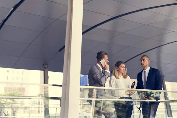 Geschäftsleute diskutieren Unternehmensplan — Stockfoto