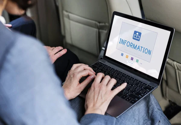 Bedrijfspersoon met laptop in de taxi — Stockfoto