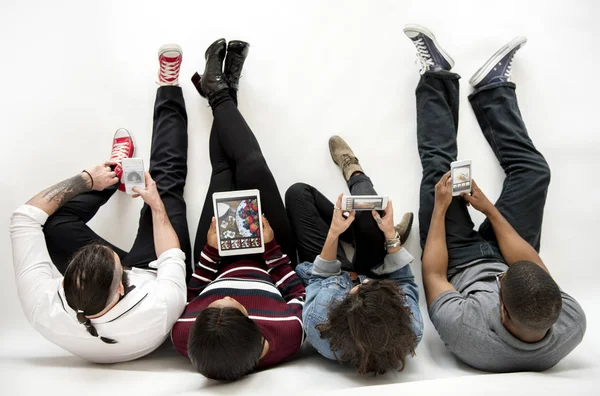 Menschen, die digitale Geräte nutzen — Stockfoto