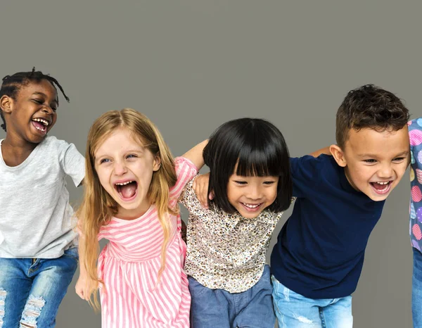 Niños multiétnicos riendo — Foto de Stock