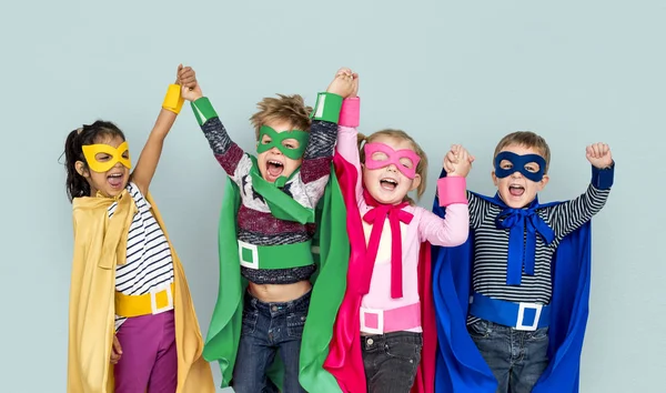 Dzieci w kostiumy super bohaterowi — Zdjęcie stockowe
