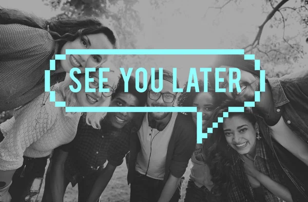 Kameraya bakarak çok ırklı arkadaşlar