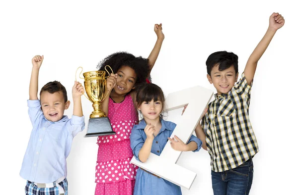 Crianças segurando troféus de competição — Fotografia de Stock
