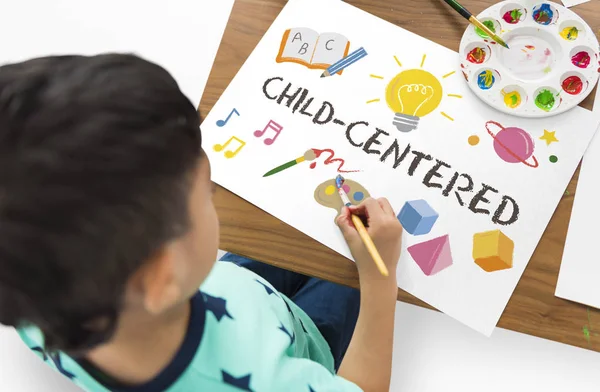 Yaratıcı çocuk boyama kağıt üzerinde