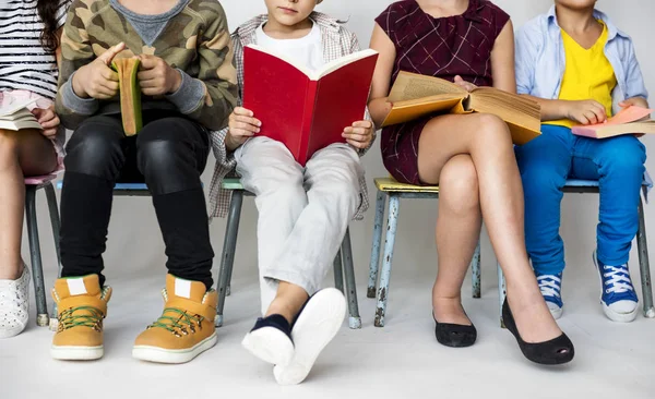 Kinder sitzen auf Stühlen — Stockfoto