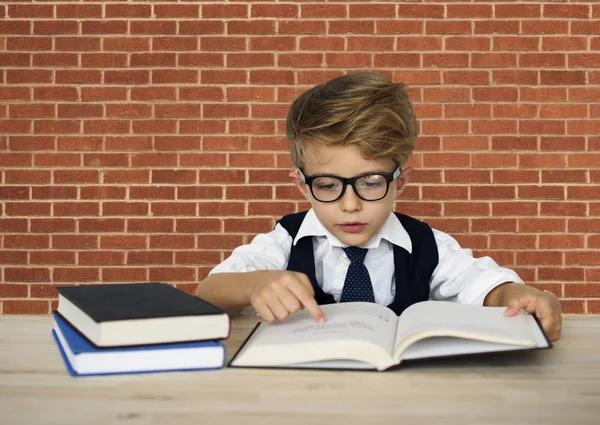 Pequeño Empresario Trabajando en el escritorio — Foto de Stock