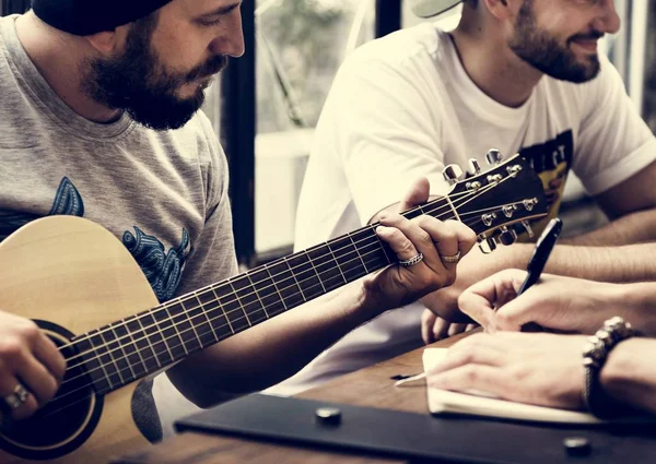 Uomo che suona la chitarra — Foto Stock