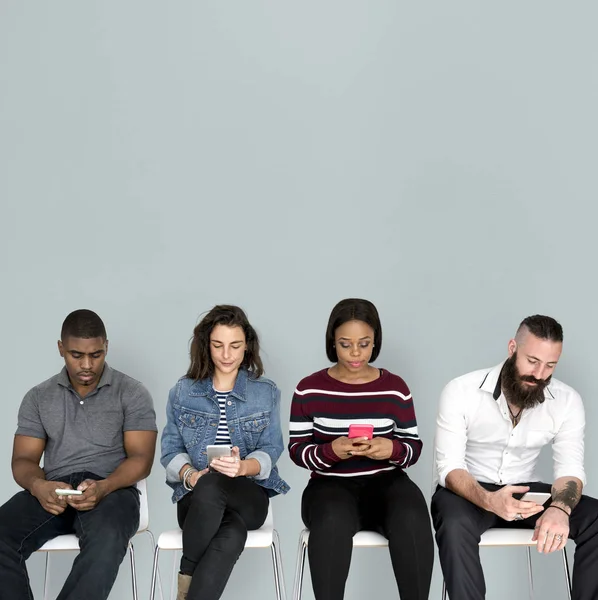 Young people using smartphones — Stock Photo, Image