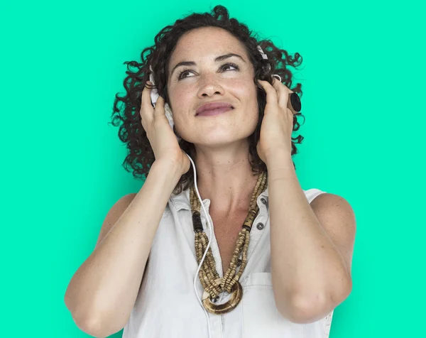 Mujer escuchando música en auriculares —  Fotos de Stock