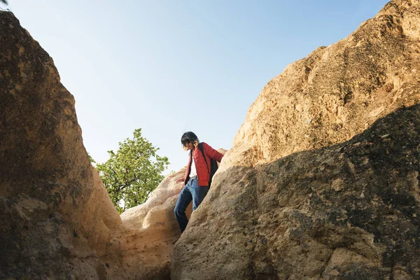 Chlap na skalnatý kaňon — Stock fotografie