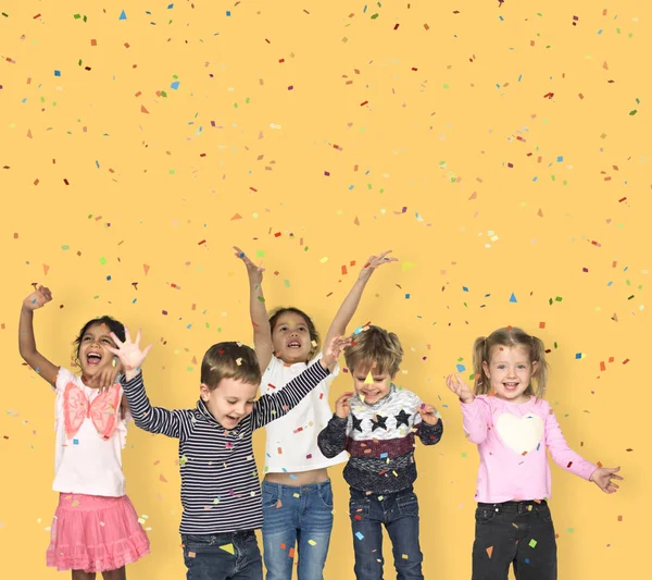 Mutlu çocuk konfeti atma — Stok fotoğraf