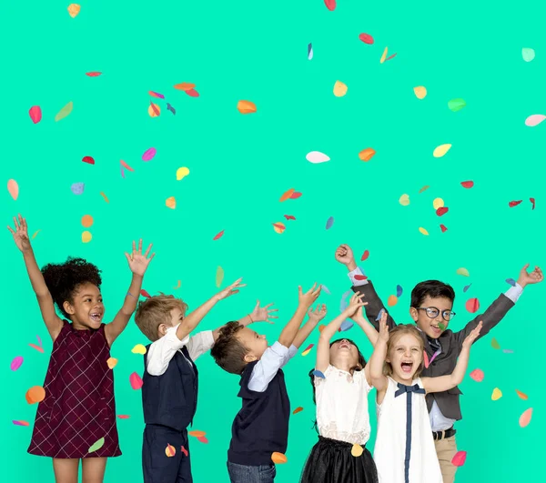 Gyermekek ünnepli konfetti — Stock Fotó