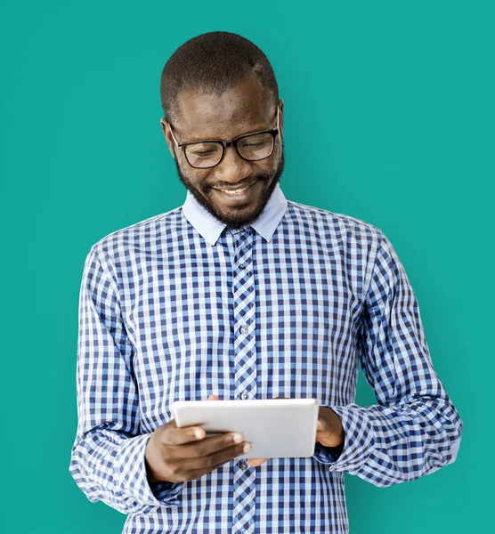 Dijital Tablet kullanan Afrikalı Adam