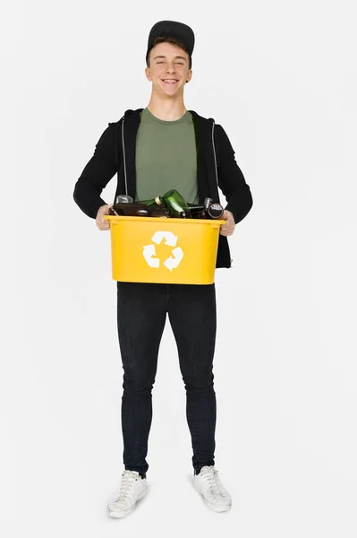 Ο άνθρωπος κατέχει ανακυκλώσιμα μπουκάλια στον κάδο — Φωτογραφία Αρχείου