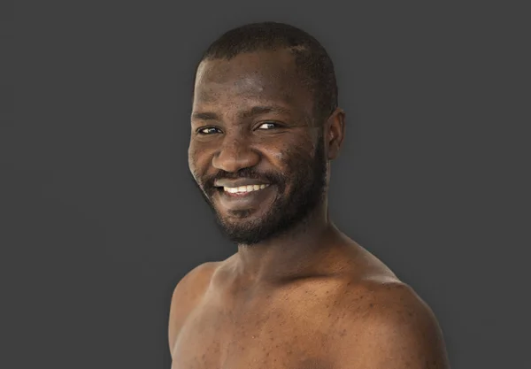 Homem afro-americano sorridente — Fotografia de Stock