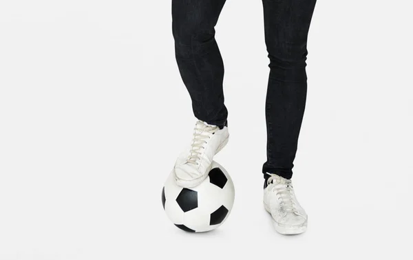 Par de piernas con balón de fútbol —  Fotos de Stock