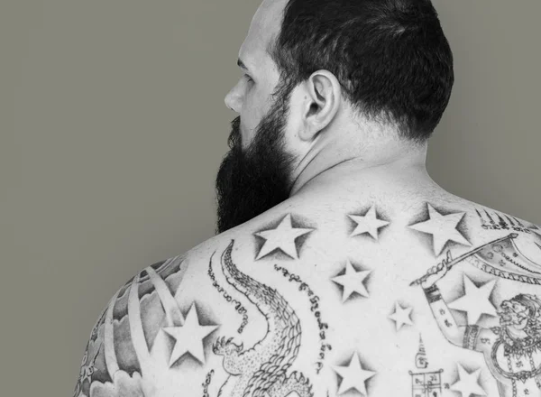 Bebaarde man met tatoeages — Stockfoto