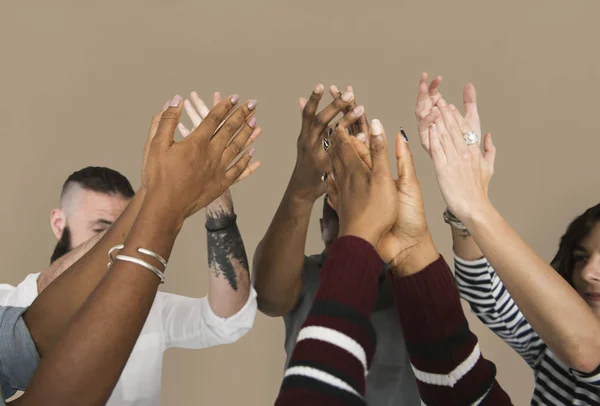 Les gens applaudissent les mains — Photo