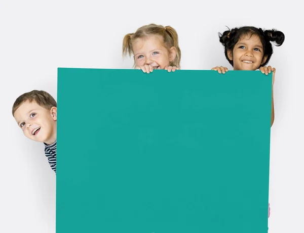Діти ховаються за плакатом — стокове фото