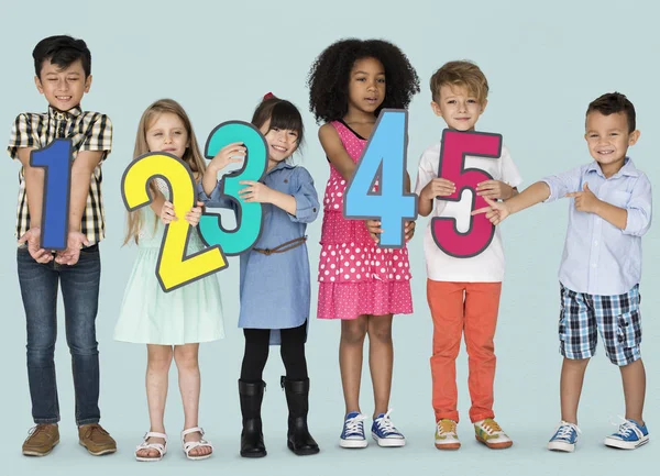 Gyerekek gazdaság papír számok — Stock Fotó